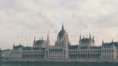 世界著名的布达佩斯议会大厦是在<strong>哥特式</strong>建筑的背景下从高空飞行的